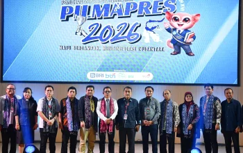 Rektor UNSRAT Prof. Oktovian B.A. Sompie (tengah) bersama Kepala LLDIKTI XVI Munawir Sadzali Razak saat pembukaan Pemilihan Mahasiswa Berprestasi 2026 di UNSRAT, Senin (4/5/2026). (Foto: Istimewa)