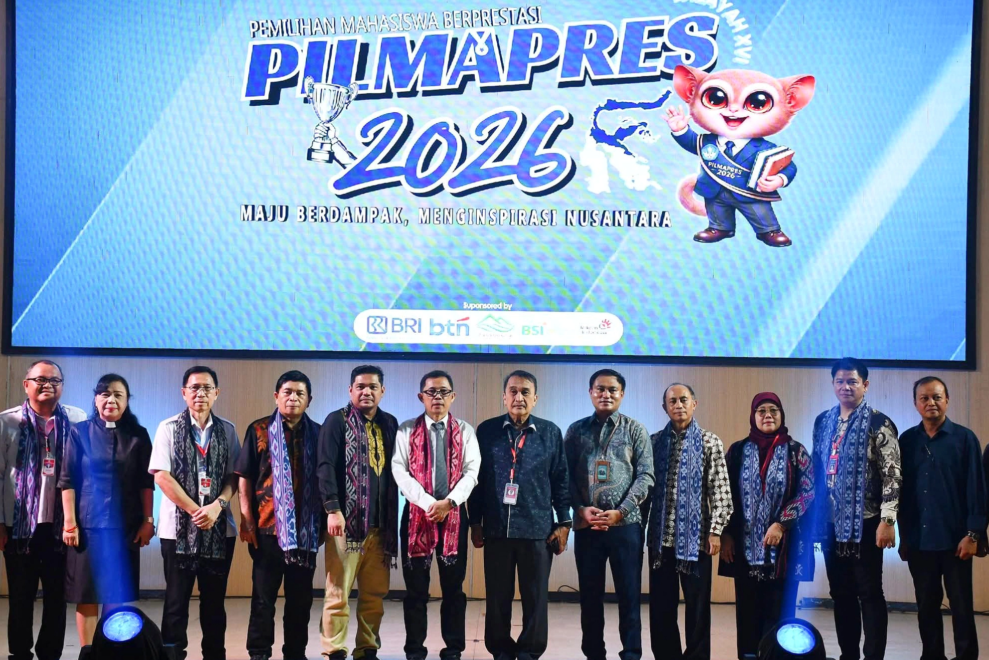 Rektor UNSRAT Prof. Oktovian B.A. Sompie (tengah) bersama Kepala LLDIKTI XVI Munawir Sadzali Razak saat pembukaan Pemilihan Mahasiswa Berprestasi 2026 di UNSRAT, Senin (4/5/2026). (Foto: Istimewa)