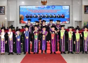 MOMEN BERSEJARAH: Rektor Unsrat Prof. Dr. Ir. Oktovian Berty Alexander Sompie (tengah) berfoto bersama Senat Universitas dan 10 Guru Besar yang baru dikukuhkan di Auditorium Unsrat, Manado, Kamis (7/5/2026). Pengukuhan ini menjadi kado spesial bertepatan dengan suasana Hari Pendidikan Nasional. (Foto: Istimewa)
