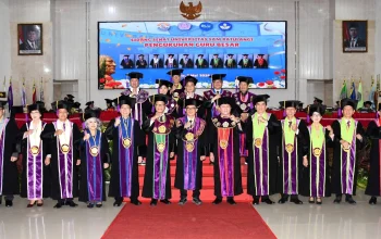 MOMEN BERSEJARAH: Rektor Unsrat Prof. Dr. Ir. Oktovian Berty Alexander Sompie (tengah) berfoto bersama Senat Universitas dan 10 Guru Besar yang baru dikukuhkan di Auditorium Unsrat, Manado, Kamis (7/5/2026). Pengukuhan ini menjadi kado spesial bertepatan dengan suasana Hari Pendidikan Nasional. (Foto: Istimewa)