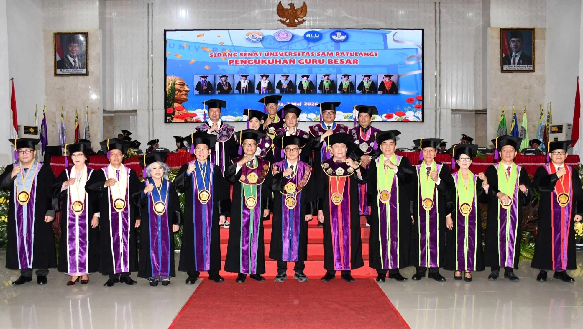 MOMEN BERSEJARAH: Rektor Unsrat Prof. Dr. Ir. Oktovian Berty Alexander Sompie (tengah) berfoto bersama Senat Universitas dan 10 Guru Besar yang baru dikukuhkan di Auditorium Unsrat, Manado, Kamis (7/5/2026). Pengukuhan ini menjadi kado spesial bertepatan dengan suasana Hari Pendidikan Nasional. (Foto: Istimewa)