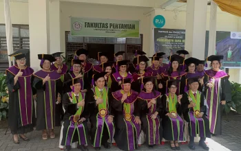 Empat Guru Besar yang baru dikukuhkan (samir hijau) bersama Civitas Academica Fakultas Pertanian Unsrat. (Foto: Ridho L Tobing)