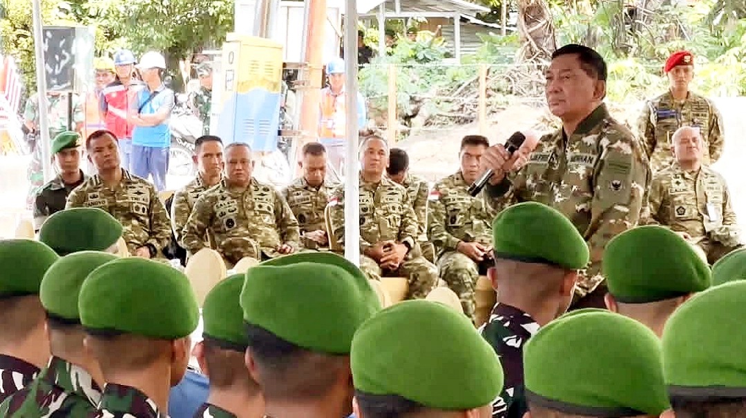 Menhan Sjafrie Sjamsoeddin saat memberikan motivasi dan arahan Yonif TP 916/Bara Sakti di Kota Bitung. (Foto: Dok. Istimewa)