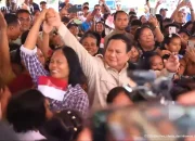 Presiden Prabowo Subianto berdendang ria bersama masyarakat pulau terluar paling utara Indonesia, Pulau Miangas, Kabupaten Kepulauan Talaud, Provinsi Sulawesi Utara, Sabtu (9/5/2026). (Foto: Tangkapan layar YouTube @SekretariatPresiden)