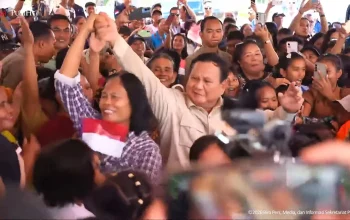 Presiden Prabowo Subianto berdendang ria bersama masyarakat pulau terluar paling utara Indonesia, Pulau Miangas, Kabupaten Kepulauan Talaud, Provinsi Sulawesi Utara, Sabtu (9/5/2026). (Foto: Tangkapan layar YouTube @SekretariatPresiden)