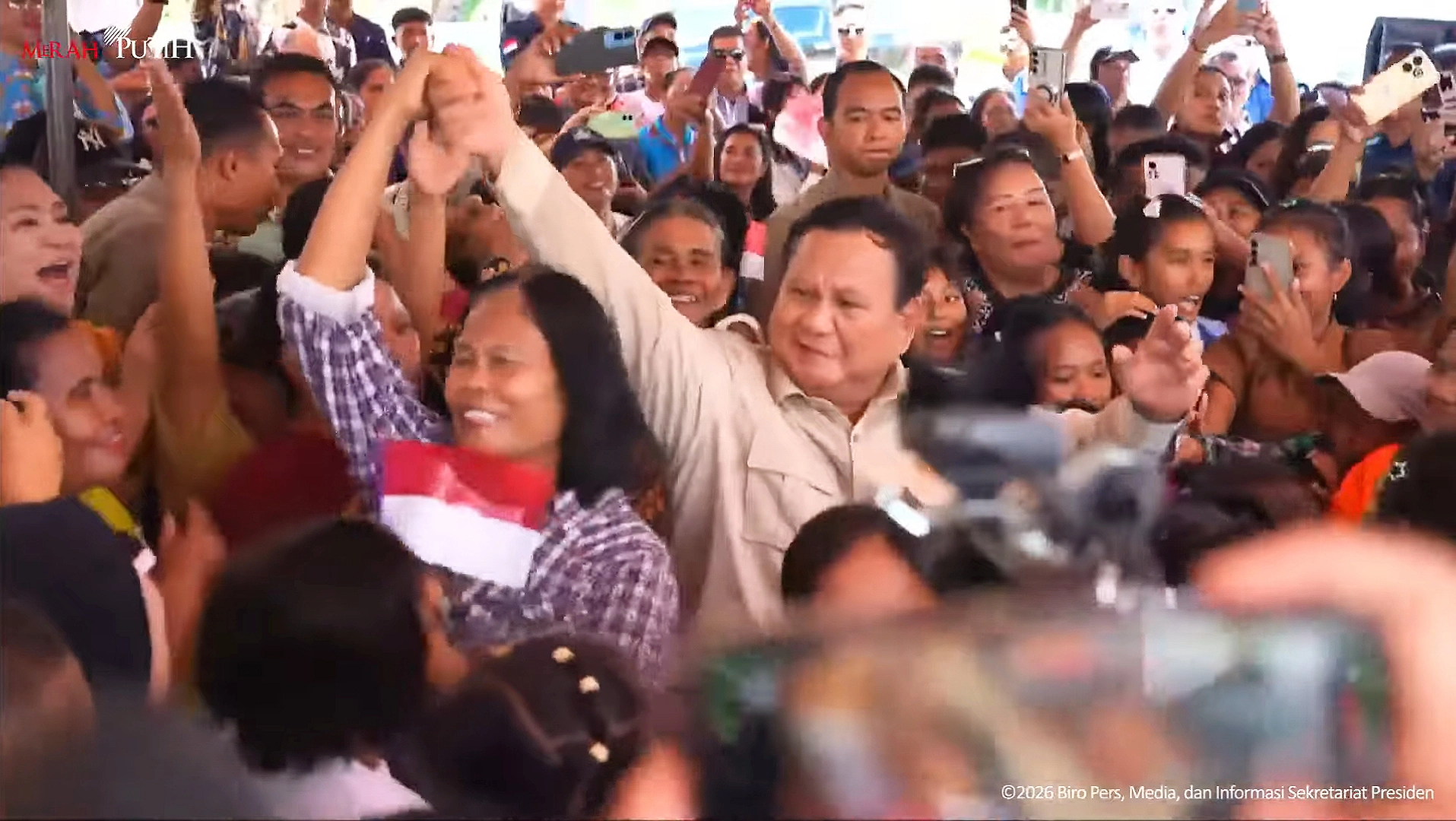 Presiden Prabowo Subianto berdendang ria bersama masyarakat pulau terluar paling utara Indonesia, Pulau Miangas, Kabupaten Kepulauan Talaud, Provinsi Sulawesi Utara, Sabtu (9/5/2026). (Foto: Tangkapan layar YouTube @SekretariatPresiden)
