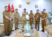 Heronimus Makainas resmi menjabat sebagai Plt. Bupati Kepulauan Sitaro setelah menerima nota dinas dari Gubernur Sulut di Manado hari ini. Fokus utama: Stabilitas daerah dan pelayanan publik tetap prima! (Foto: Dok. Istimewa)