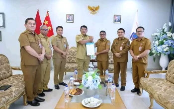 Heronimus Makainas resmi menjabat sebagai Plt. Bupati Kepulauan Sitaro setelah menerima nota dinas dari Gubernur Sulut di Manado hari ini. Fokus utama: Stabilitas daerah dan pelayanan publik tetap prima! (Foto: Dok. Istimewa)