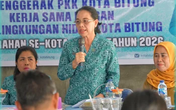 Kolaborasi Sinergis: Ketua TP PKK Kota Bitung, Ny. Ellen Honandar-Sondakh, dan Kepala DLH Bitung, Merianti Dumbela, saat acara penandatanganan Nota Kesepahaman (MoU) kedua lembaga tersebut yang fokus pada pengolahan sampah organik menjadi kompos bernilai guna. (Foto: Dok. Istimewa)