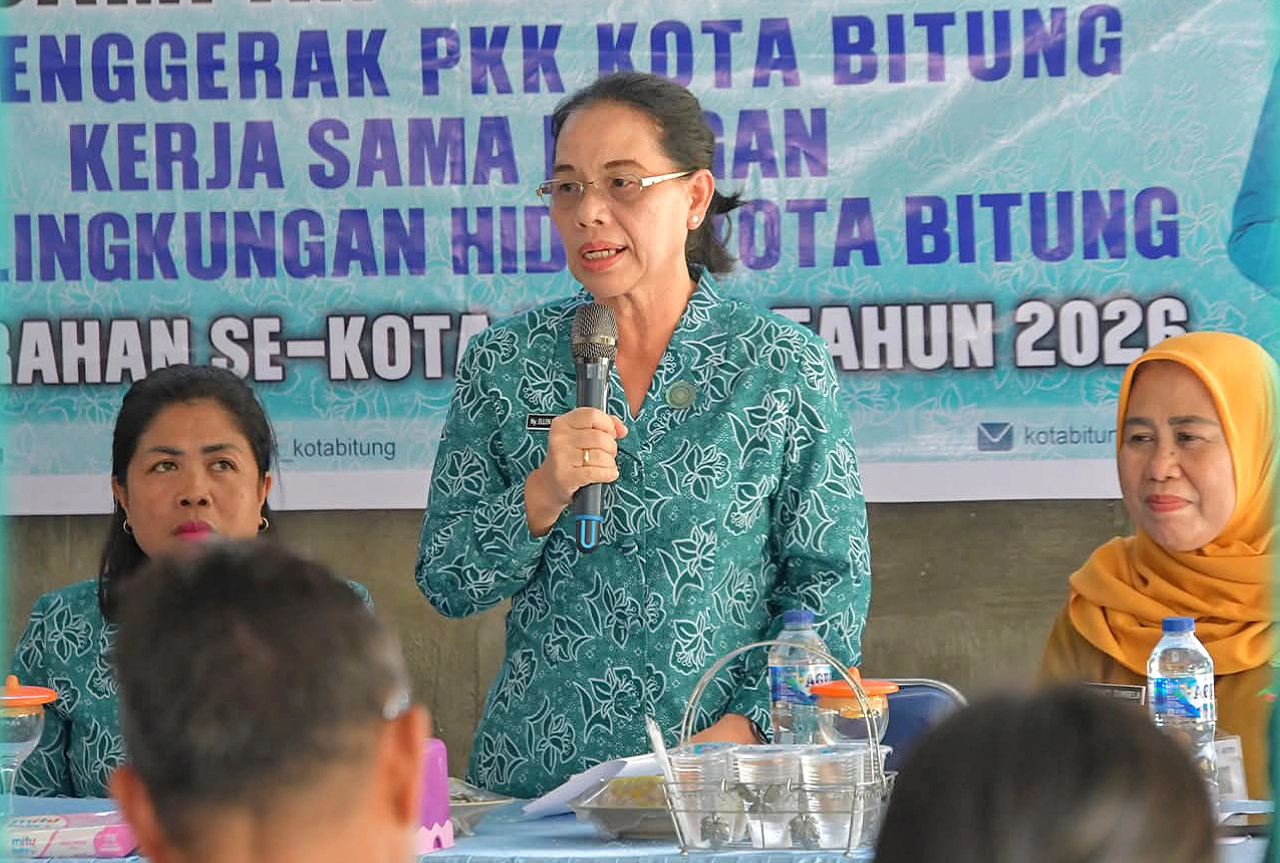 Kolaborasi Sinergis: Ketua TP PKK Kota Bitung, Ny. Ellen Honandar-Sondakh, dan Kepala DLH Bitung, Merianti Dumbela, saat acara penandatanganan Nota Kesepahaman (MoU) kedua lembaga tersebut yang fokus pada pengolahan sampah organik menjadi kompos bernilai guna. (Foto: Dok. Istimewa)