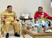 Momen keakraban Gubernur Yulius Selvanus bersama Ketua DPD PDI Perjuangan Sulut, Olly Dondokambey dalam pertemuan silaturahmi yang berlangsung penuh kekeluargaan. Kedua tokoh berkomitmen menjaga stabilitas dan semangat 'Baku Tongka' demi kemajuan Sulut. (Foto: Istimewa)