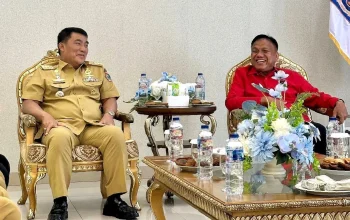 Momen keakraban Gubernur Yulius Selvanus bersama Ketua DPD PDI Perjuangan Sulut, Olly Dondokambey dalam pertemuan silaturahmi yang berlangsung penuh kekeluargaan. Kedua tokoh berkomitmen menjaga stabilitas dan semangat 'Baku Tongka' demi kemajuan Sulut. (Foto: Istimewa)