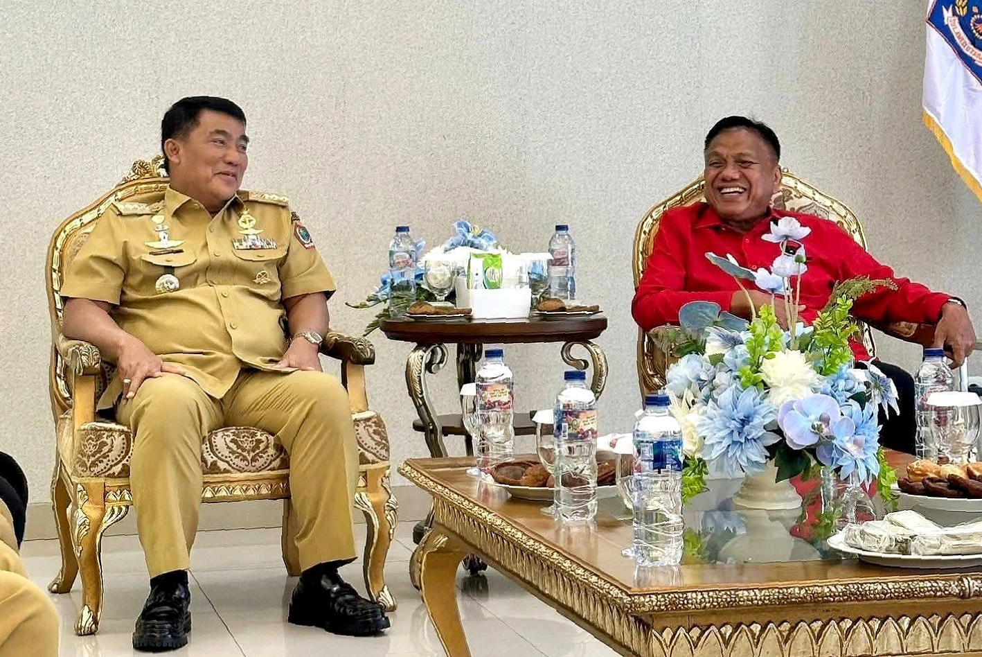 Momen keakraban Gubernur Yulius Selvanus bersama Ketua DPD PDI Perjuangan Sulut, Olly Dondokambey dalam pertemuan silaturahmi yang berlangsung penuh kekeluargaan. Kedua tokoh berkomitmen menjaga stabilitas dan semangat 'Baku Tongka' demi kemajuan Sulut. (Foto: Istimewa)