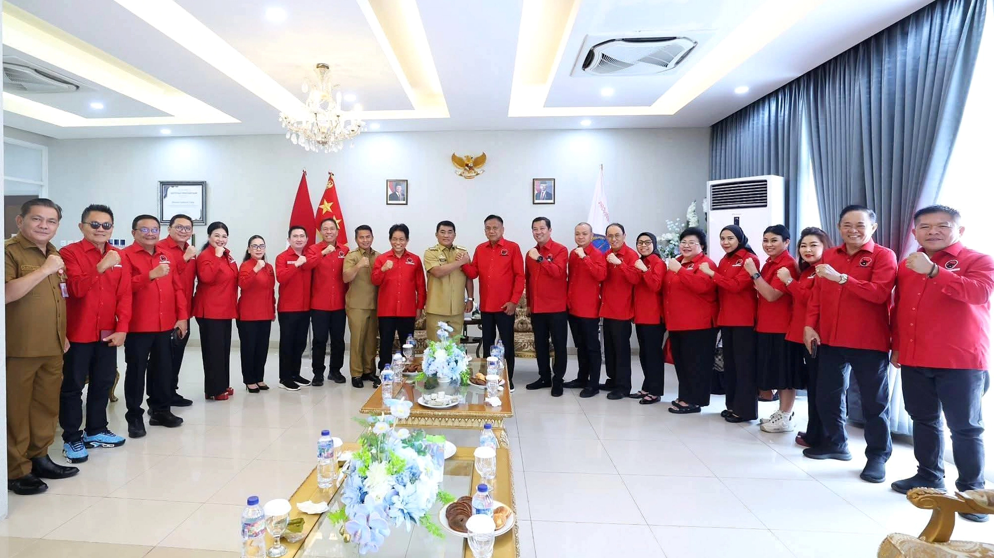 Momen kebersamaan PDI Perjuangan Sulut dengan Gubernur Yulius Selvanus, Senin (11/5/2026). (Foto: Istimewa)