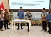 Walikota Bitung Hengky Honandar SE saat penandatanganan Komitmen Bersama Pencegahan Korupsi dan Penguatan Ekonomi Daerah melalui Transformasi Pelayanan Publik Bidang Pertanahan dan Tata Ruang. (Foto: Istimewa)