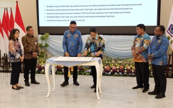 Walikota Bitung Hengky Honandar SE saat penandatanganan Komitmen Bersama Pencegahan Korupsi dan Penguatan Ekonomi Daerah melalui Transformasi Pelayanan Publik Bidang Pertanahan dan Tata Ruang. (Foto: Istimewa)