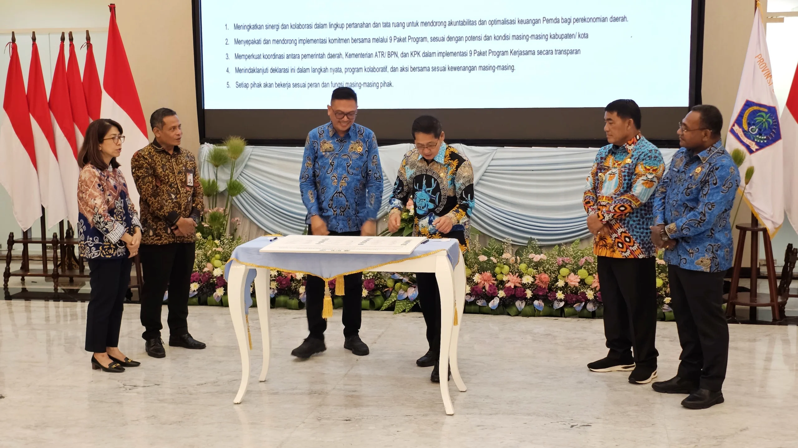 Walikota Bitung Hengky Honandar SE saat penandatanganan Komitmen Bersama Pencegahan Korupsi dan Penguatan Ekonomi Daerah melalui Transformasi Pelayanan Publik Bidang Pertanahan dan Tata Ruang. (Foto: Istimewa)