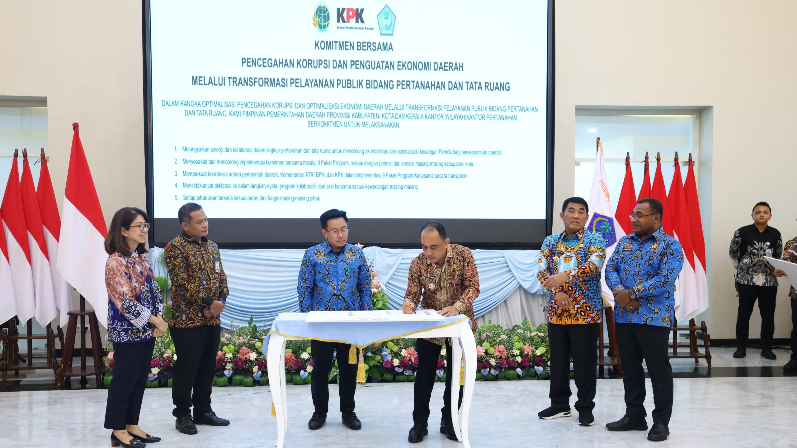 Bupati Bolaang Mongondow (Bolmong), Yusra Alhabsyi, S.E., saat penandatanganan Komitmen Bersama Pencegahan Korupsi dan Penguatan Ekonomi Daerah melalui Transformasi Pelayanan Publik Bidang Pertanahan dan Tata Ruang. (Foto: Istimewa)