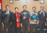Walikota Bitung Hengky Honandar (tengah) di dampingi Sekda Rudy Theno dan Rohaniwan, foto bersama empat pejabat Eselon II yang baru dilantik di Kantor Walikota Bitung, Selasa malam. (Foto: Dok. Istimewa)