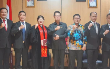 Walikota Bitung Hengky Honandar (tengah) di dampingi Sekda Rudy Theno dan Rohaniwan, foto bersama empat pejabat Eselon II yang baru dilantik di Kantor Walikota Bitung, Selasa malam. (Foto: Dok. Istimewa)