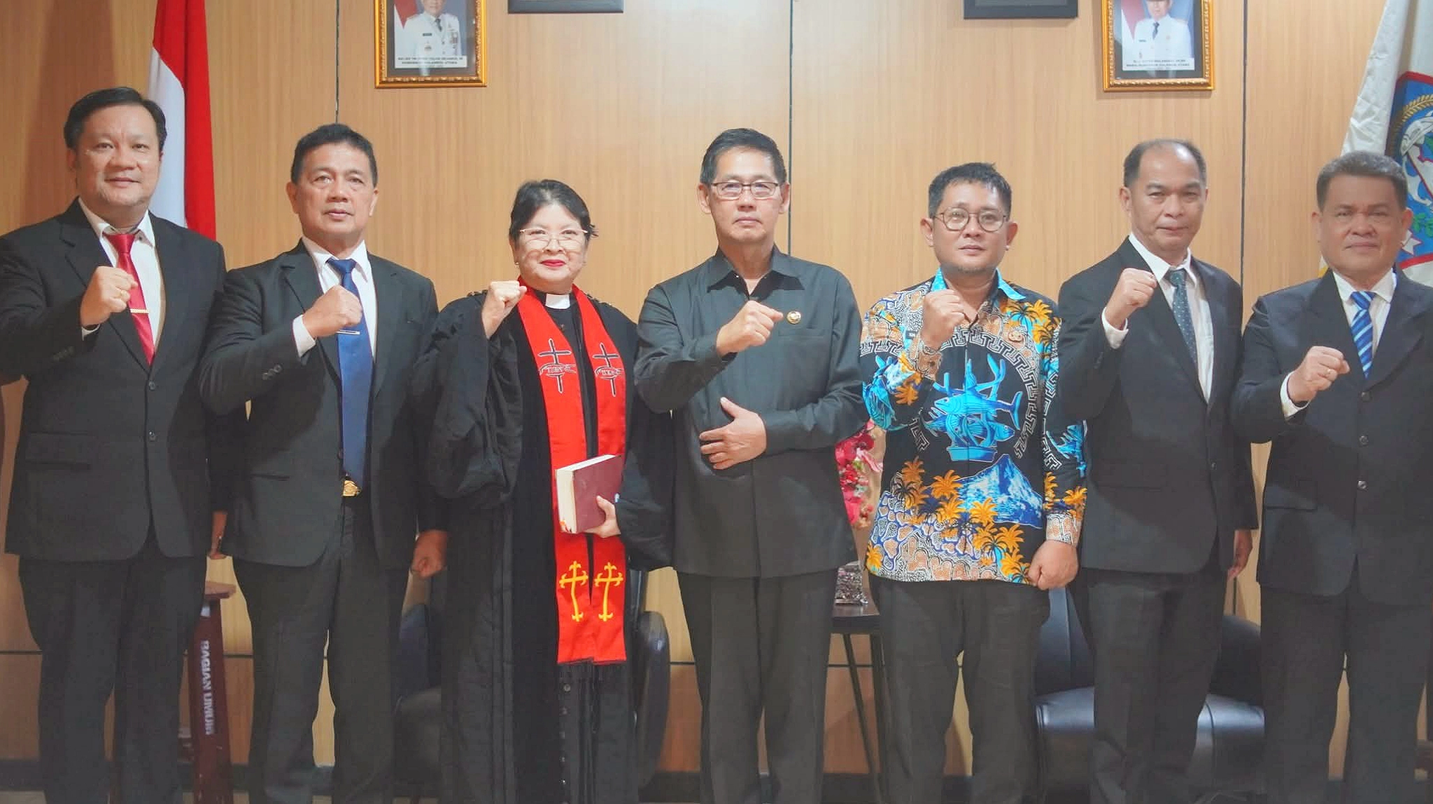 Walikota Bitung Hengky Honandar (tengah) di dampingi Sekda Rudy Theno dan Rohaniwan, foto bersama empat pejabat Eselon II yang baru dilantik di Kantor Walikota Bitung, Selasa malam. (Foto: Dok. Istimewa)
