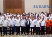 Gubernur Sulawesi Utara Yulius Selvanus (tengah) berfoto bersama Ketua Umum PWI Pusat Akhmad Munir, Ketua PWI Sulut Sintya Bojoh, dan jajaran pengurus usai pelantikan di Hotel Sintesa Peninsula, Manado, Rabu (13/5/2026). (Foto: Ridho L Tobing)