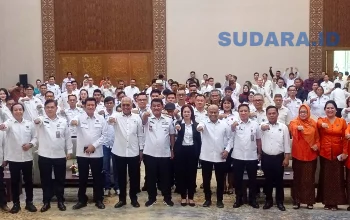 Gubernur Sulawesi Utara Yulius Selvanus (tengah) berfoto bersama Ketua Umum PWI Pusat Akhmad Munir, Ketua PWI Sulut Sintya Bojoh, dan jajaran pengurus usai pelantikan di Hotel Sintesa Peninsula, Manado, Rabu (13/5/2026). (Foto: Ridho L Tobing)
