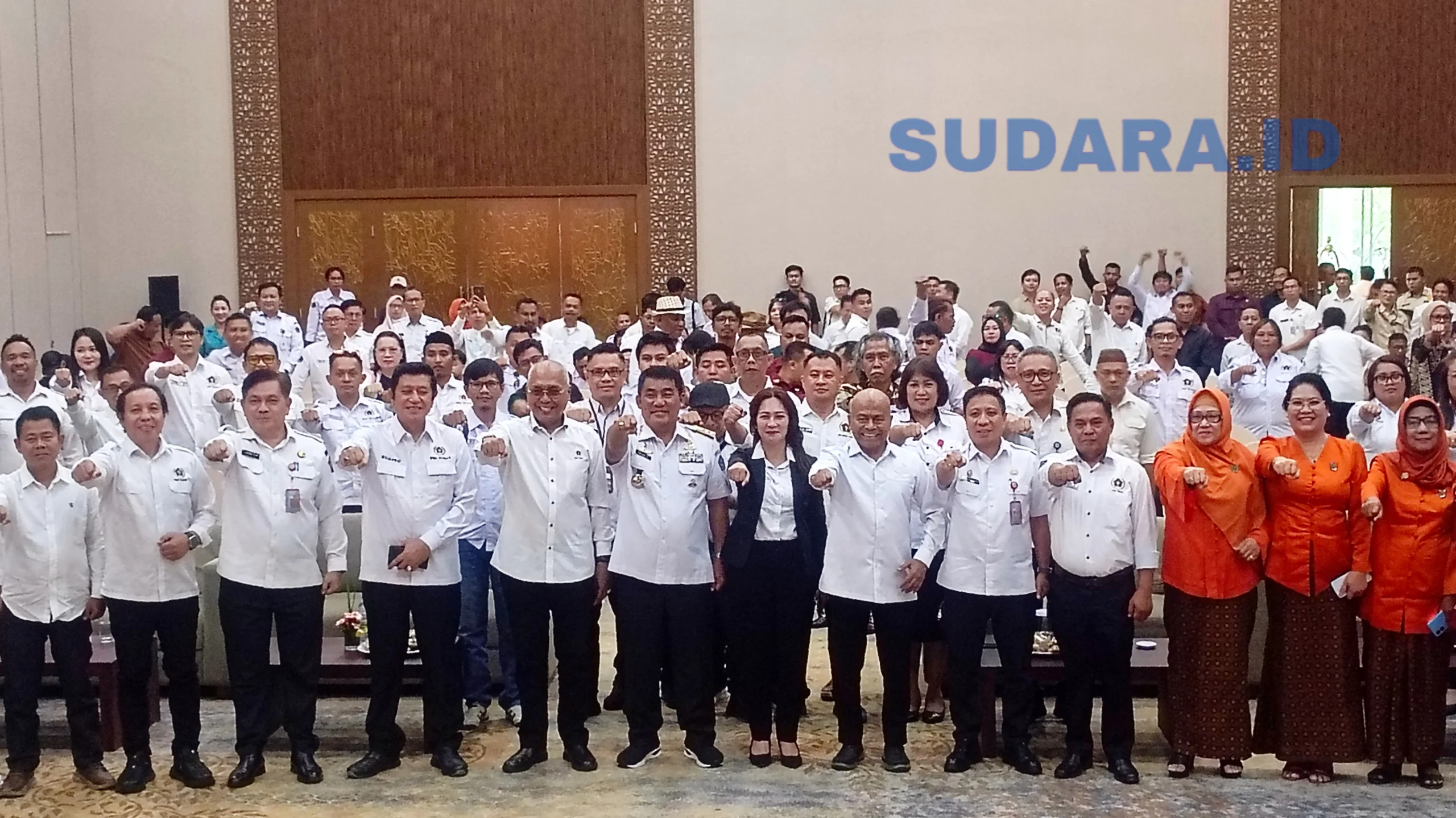 Gubernur Sulawesi Utara Yulius Selvanus (tengah) berfoto bersama Ketua Umum PWI Pusat Akhmad Munir, Ketua PWI Sulut Sintya Bojoh, dan jajaran pengurus usai pelantikan di Hotel Sintesa Peninsula, Manado, Rabu (13/5/2026). (Foto: Ridho L Tobing)