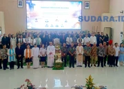 Jajaran pimpinan UNSRAT, Forkopimda, dan tokoh agama mengabadikan momen kebersamaan dalam perayaan Paskah Unsrat 2026. (Foto: Ridho L Tobing)