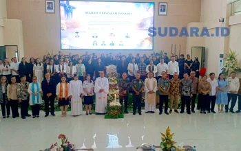 Jajaran pimpinan UNSRAT, Forkopimda, dan tokoh agama mengabadikan momen kebersamaan dalam perayaan Paskah Unsrat 2026. (Foto: Ridho L Tobing)