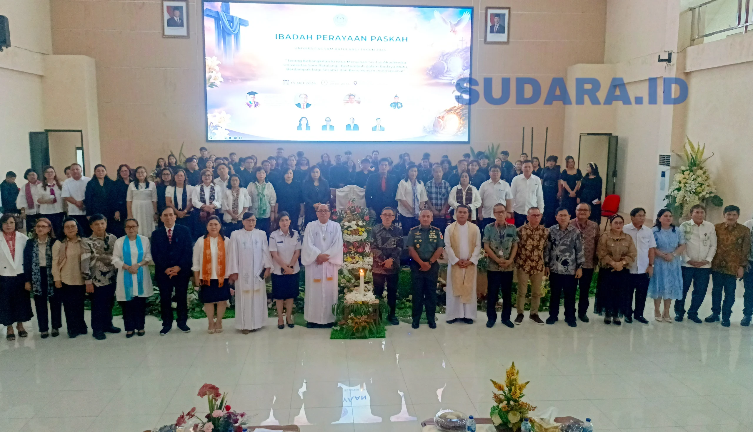Jajaran pimpinan UNSRAT, Forkopimda, dan tokoh agama mengabadikan momen kebersamaan dalam perayaan Paskah Unsrat 2026. (Foto: Ridho L Tobing)
