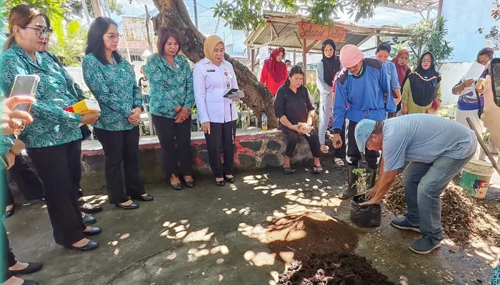 TP PKK Bitung Latih Warga Olah Sampah Jadi Kompos: Kelola Limbah Mandiri dari Rumah