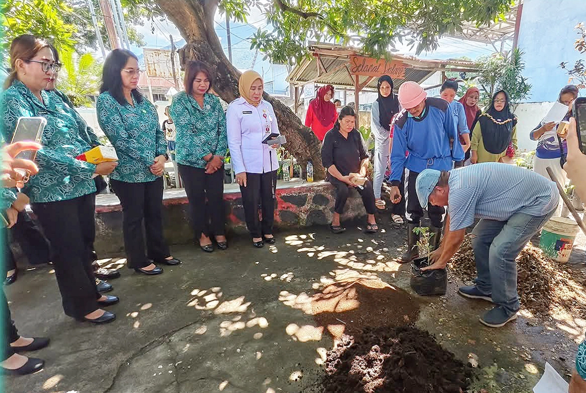 Ketua TP PKK Kota Bitung, Ny. Ellen Honandar-Sondakh, S.E. (tengah), didampingi Kepala DLH Kota Bitung, Ibu Merianti Dumbela (kanan), saat menyaksikan langsung praktik pembuatan kompos dari sampah rumah tangga di Kelurahan Wangurer Timur, Rabu (13/5/2026). (Foto: Dok. Istimewa)