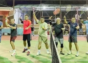 Gubernur Sulawesi Utara Yulius Selvanus Komaling (YSK) tampak akrab saat melakoni laga persahabatan tenis bersama Rektor Unsrat Prof. Oktovian Sompie (kanan) di Lapangan Kampus Tumou Tou, Sabtu (16/5/2026). (Foto: Dok. Istimewa)