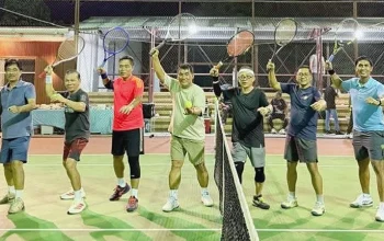 Gubernur Sulawesi Utara Yulius Selvanus Komaling (YSK) tampak akrab saat melakoni laga persahabatan tenis bersama Rektor Unsrat Prof. Oktovian Sompie (kanan) di Lapangan Kampus Tumou Tou, Sabtu (16/5/2026). (Foto: Dok. Istimewa)