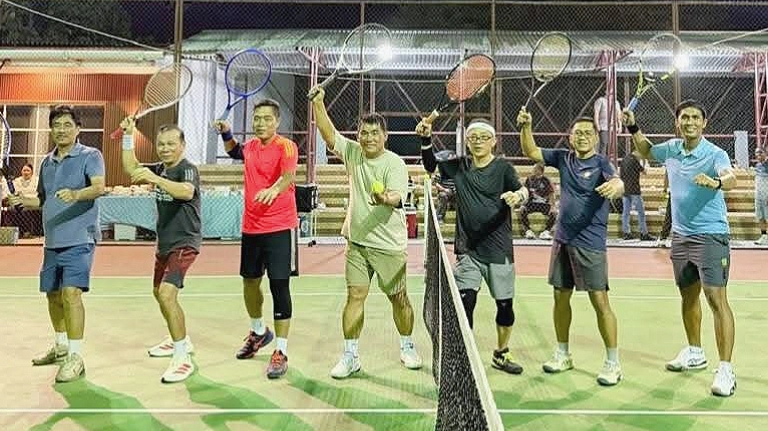Gubernur Sulawesi Utara Yulius Selvanus Komaling (YSK) tampak akrab saat melakoni laga persahabatan tenis bersama Rektor Unsrat Prof. Oktovian Sompie (kanan) di Lapangan Kampus Tumou Tou, Sabtu (16/5/2026). (Foto: Dok. Istimewa)