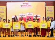 SANG JUARA: Tim SDN 02 Manado (kedua dari kiri) berfoto bersama perwakilan dari SD Kristen Eben Haezer 1, SD Kristen Eben Haezer 2, dan SD Inpres Kaiwatu usai berhasil menyegel tiket menuju Final Nasional DANCOW Indonesia Cerdas 2026 di Gedung BPMP Sulut, Sabtu (16/5/2026). (Foto: Istimewa)