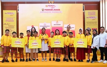 SANG JUARA: Tim SDN 02 Manado (kedua dari kiri) berfoto bersama perwakilan dari SD Kristen Eben Haezer 1, SD Kristen Eben Haezer 2, dan SD Inpres Kaiwatu usai berhasil menyegel tiket menuju Final Nasional DANCOW Indonesia Cerdas 2026 di Gedung BPMP Sulut, Sabtu (16/5/2026). (Foto: Istimewa)