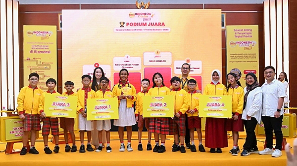 ​SANG JUARA: Tim SDN 02 Manado (kedua dari kiri) berfoto bersama perwakilan dari SD Kristen Eben Haezer 1, SD Kristen Eben Haezer 2, dan SD Inpres Kaiwatu usai berhasil menyegel tiket menuju Final Nasional DANCOW Indonesia Cerdas 2026 di Gedung BPMP Sulut, Sabtu (16/5/2026). (Foto: Istimewa)