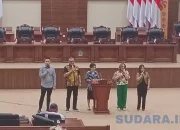 Pimpinan dan Anggota DPRD Sulut saat membawakan nyanyian pujian. Dari kanan ke kiri: Wakil Ketua DPRD Sulut Royke Anter, Ketua Fraksi Partai Gerindra Louis Carl Schramm, Julyeta Runtuwene, Inggried Sondakh, dan Gracia Oroh. (Foto: Ridho L Tobing)