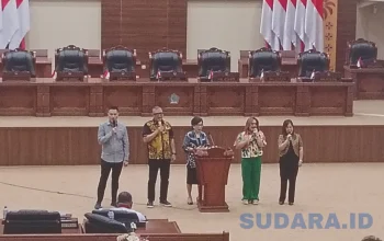 Pimpinan dan Anggota DPRD Sulut saat membawakan nyanyian pujian. Dari kanan ke kiri: Wakil Ketua DPRD Sulut Royke Anter, Ketua Fraksi Partai Gerindra Louis Carl Schramm, Julyeta Runtuwene, Inggried Sondakh, dan Gracia Oroh. (Foto: Ridho L Tobing)