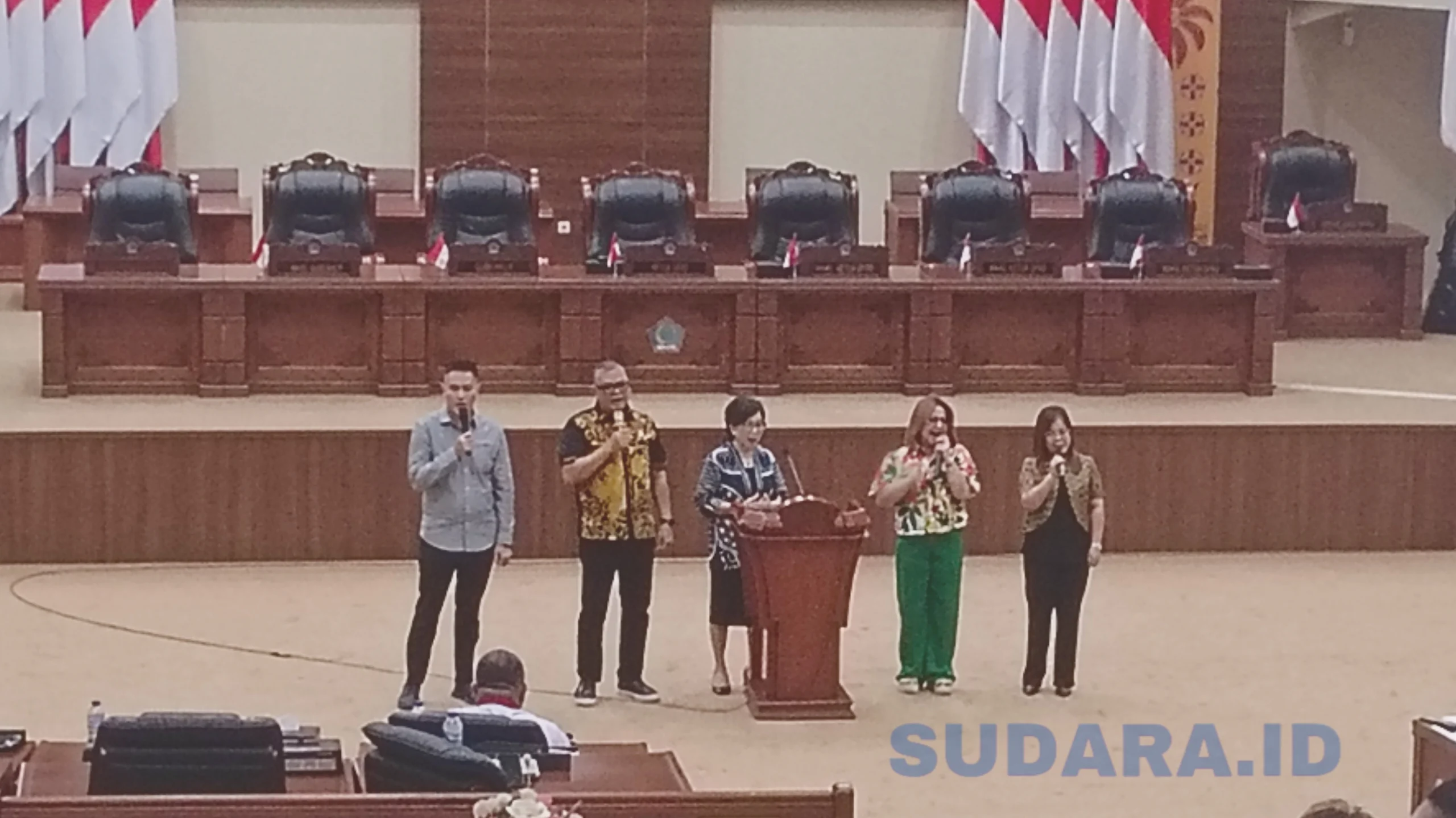 Pimpinan dan Anggota DPRD Sulut saat membawakan nyanyian pujian. Dari kanan ke kiri: Wakil Ketua DPRD Sulut Royke Anter, Ketua Fraksi Partai Gerindra Louis Carl Schramm, Julyeta Runtuwene, Inggried Sondakh, dan Gracia Oroh. (Foto: Ridho L Tobing)