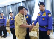 Gubernur Sulawesi Utara, Yulius Selvanus, memberikan penghargaan dan ucapan terima kasih langsung kepada personel Damkar Manado atas dedikasi bertaruh nyawa menyelamatkan korban kebakaran Mega Mall. (Foto: Dok. Istimewa)