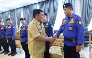 Gubernur Sulawesi Utara, Yulius Selvanus, memberikan penghargaan dan ucapan terima kasih langsung kepada personel Damkar Manado atas dedikasi bertaruh nyawa menyelamatkan korban kebakaran Mega Mall. (Foto: Dok. Istimewa)