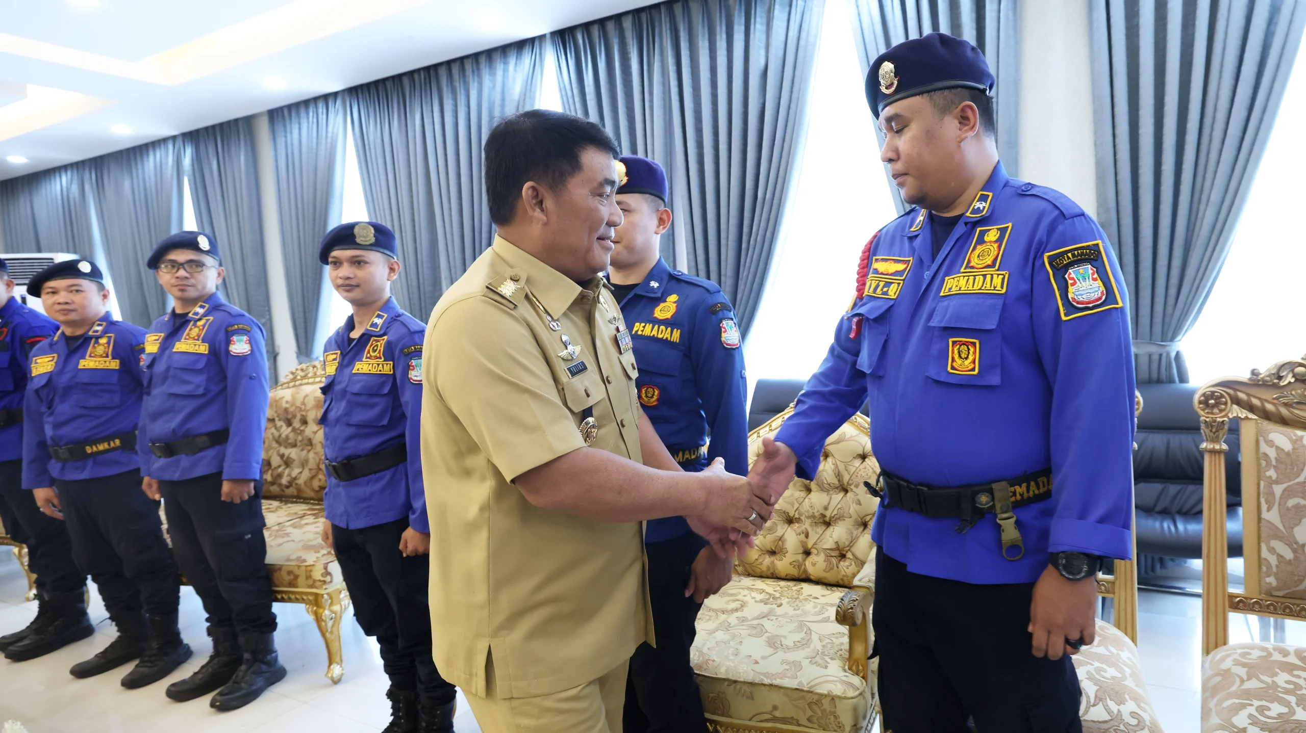 Gubernur Sulawesi Utara, Yulius Selvanus, memberikan penghargaan dan ucapan terima kasih langsung kepada personel Damkar Manado atas dedikasi bertaruh nyawa menyelamatkan korban kebakaran Mega Mall. (Foto: Dok. Istimewa)