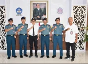 Rektor UNSRAT Prof. Dr. Ir. Oktovian B.A. Sompie, M.Eng. foto bersama Dankodaeral VIII Laksda TNI Dery Triesananto Suhendi, S.E., M.Tr.Opsla. beserta jajaran perwira tinggi di Gedung Rektorat UNSRAT, Manado, Senin (18/5/2026). (Foto: Dok. Istimewa)