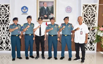 Rektor UNSRAT Prof. Dr. Ir. Oktovian B.A. Sompie, M.Eng. foto bersama Dankodaeral VIII Laksda TNI Dery Triesananto Suhendi, S.E., M.Tr.Opsla. beserta jajaran perwira tinggi di Gedung Rektorat UNSRAT, Manado, Senin (18/5/2026). (Foto: Dok. Istimewa)