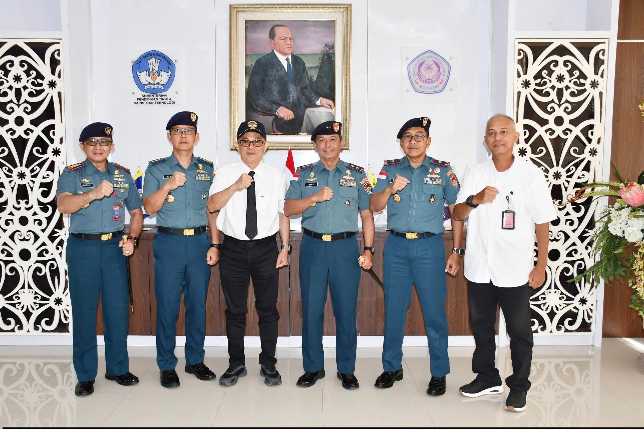 Rektor UNSRAT Prof. Dr. Ir. Oktovian B.A. Sompie, M.Eng. foto bersama Dankodaeral VIII Laksda TNI Dery Triesananto Suhendi, S.E., M.Tr.Opsla. beserta jajaran perwira tinggi di Gedung Rektorat UNSRAT, Manado, Senin (18/5/2026). (Foto: Dok. Istimewa)