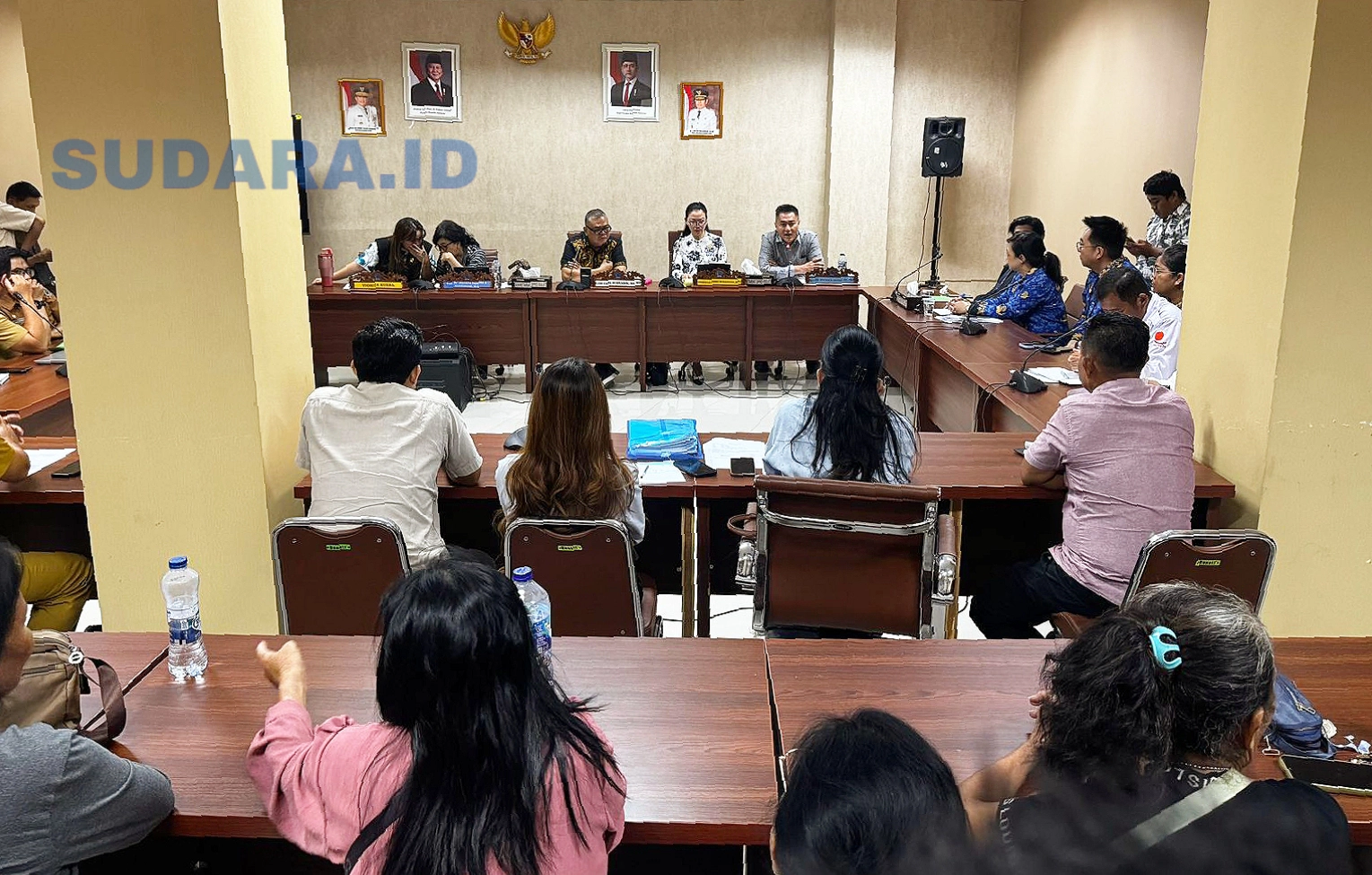 Wakil Ketua Komisi IV DPRD Sulut, Louis Carl Schramm bersama anggota komisi saat memediasi sengketa buruh RSUP Prof Kandou. (Foto: Ridho L Tobing)