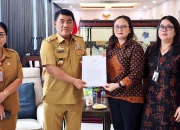 Gubernur Sulut, Mayjen TNI (Purn) Yulius Selvanus SE, saat menerima rapor hasil penilaian pelayanan publik dengan opini "Kualitas Tinggi Tanpa Maladministrasi" dari Kepala Perwakilan Ombudsman RI Sulut, Meilany F. Limpar, di Wisma Negara Bumi Beringin, Manado, Senin (19/5/2026). (Foto: Dok. Istimewa)